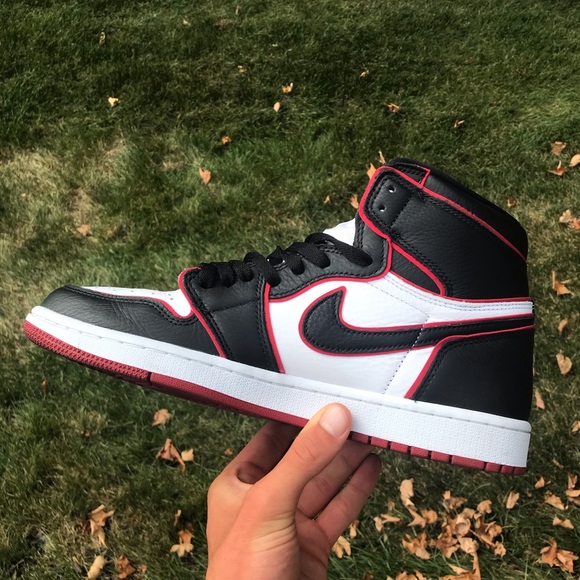 Nike Air Jordan 1 High OG ‘Bloodline’ - Picture 3 of 5